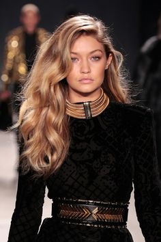 Rich Girl Hair, Gigi Hadid Hair, 2016 Hair Trends, Beach Curls, Sophisticated Hairstyles, Runway Hair, Shades Of Blonde, Brown To Blonde