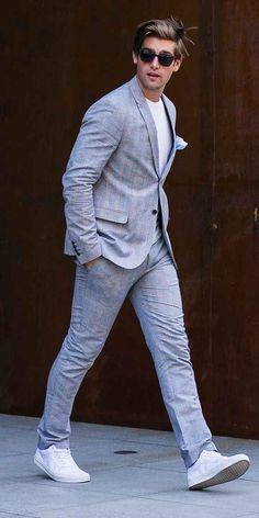 Los tenis blancos se ve bien combinados con cualquier textura. Wedding Suits Men Blue, Suits And Sneakers, A Man In A Suit, Outfit Hombre, Man In A Suit, Formal Men Outfit, Mens Fashion Blog, Wedding Suits Men, Mens Fashion Suits