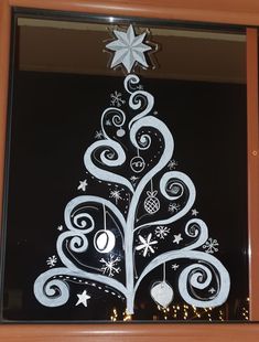 Window Drawing Christmas Tree, Christmas Chalk Art Window, Chalk Window Art Christmas, Christmas Tree Window Painting, Chalk Window Christmas, Christmas Tree Chalkboard Art, Christmas Window Chalk Art, Chalk Christmas Tree