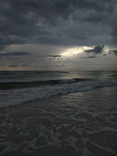 Ocean and clouds Aesthetic Night Sky Wallpaper, Aesthetic Night Sky, Ocean At Night, Dark Nature, Beach At Night, Night Sky Wallpaper, Image Background, Sky Wallpaper, Dark Nature Aesthetic