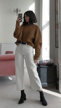 White Trousers Outfit Winter, Casual Monochromatic Outfit, Trousers Outfit Winter, White Jeans Outfit Winter, White Trousers Outfit, England Outfits, Cropped Jeans Outfit, Corduroy Pants Outfit, Capsule Wardrobe Women