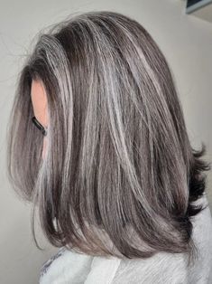 Unlayered Lob with Salt-and-Pepper Highlights White Hair Highlights, Ashy Brown, Pepper Hair, Gray Hair Styles, Grey Hair Over 50, Grey Curly Hair, Grey White Hair