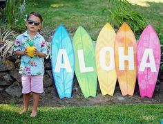 Hawaiian Homecoming Float, Hawaii Party Decorations Diy, Hawaiian Parade Float Ideas, Hawaiian Dance Theme, Hawai Party Ideas, Luau Prom Theme, Surfboard Signage, Luau Backdrop Ideas, Aloha Surfboards