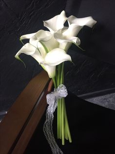 a bouquet of white calla lilies in a vase