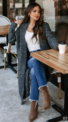 Outfits With Grey Cardigan, Cardigan Outfit Ideas, Long Beige Coat, Long Cardigan Outfit, Knit Long Cardigan, Coffee Date Outfits, Knit Duster, First Date Outfits, Cardigan Outfit