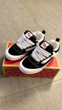 Vans New Skool, Off White Vans, Snicker Shoes, Vans Aesthetic, Shoes Y2k, Vans Old School, Wall Aesthetic