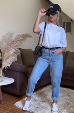 Look estiloso, camiseta branca e tênis Outfits Con Jeans, Friday Outfit, Casual College Outfits, Smart Outfit, Spring Outfits Women, Fashion Hacks Clothes, Casual Chic Outfit, Mom Outfits, Casual Style Outfits