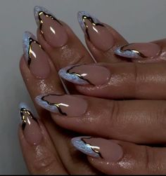 Gold Nails Classy, Nails Gold Detail, Gold Detail Nails, Nails Gold Accent, Classy Gold Nails, Gold Flake Nails, Winter Nails Colors, Bday Nails