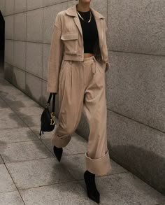 Corduroy Pants Outfit, Minimalist Moda, Walking Down The Street, Basic Fashion, Fall Essentials, 가을 패션, Fall Fashion Trends, Mode Inspiration, Looks Vintage