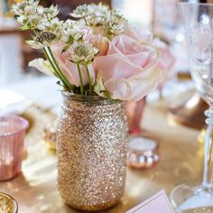 Gold Glitter Jar Vase For Wedding Centrepieces Sparkle Mason Jars, Glitter Mason Jars, Glitter Jars, Tafel Decor, Glitter Decor, Sweet 16 Parties, Jar Vase, Mason Jar Diy, Mason Jar Crafts