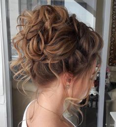 Messy Curly Bun For Thin Hair Formal Up Do, Messy Hair Updo, Formal Hair, Mother Of The Bride Hair, Curly Wedding Hair, Curly Hair Updo, Bride Hair, Penteado Cabelo Curto