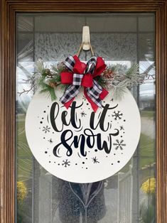 Winter Home Decor Front Porch - Understand how smart consumers are really experiencing without drowning in all the products available. Click and find out NOW! Snow Door Hanger, Let It Snow Door, Winter Front Door Decor, Let It Snow Sign, Door Signs Diy, Winter Door, Projets Cricut, Christmas Signs Wood, Christmas Door Hanger