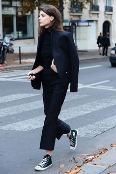 30번째 이미지 T Shirt Branca, Fashion Gone Rouge, Woman In Black, Paris Mode, Paris Fashion Week Street Style, Black High Tops, Mode Inspo