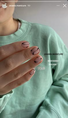 Nail Art Subtle, Nails Design Minimalism, Matt Nail Ideas, Minimal Design Nails, Minimal Summer Nails, Short Nail Arts, Short Nails Trends, Nail Art Minimal, Minimal Nail Design