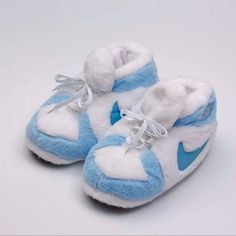 Brand New Dunk Slippers Come In Package One Size Fits All Unisex Fits All Kids Ages 10-17 Teenagers Big Shoe Slippers, Nike Shoes Slippers, Fluffy Sneaker Slippers, Preppy Ideas, Floral Nikes, Nike Slippers, Nike Shoes Women Fashion, Trendy Farmhouse