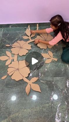 Flower Diy Crafts Decor Wall Art, Merdeka Decoration Idea, Cardboard Wall Decor Diy, Cardboard Flowers, Flower Wall Decor Diy, Cardboard Crafts Decoration, Diy Flower Wall, Paper Decorations Diy, Paper Flower Wall Decor