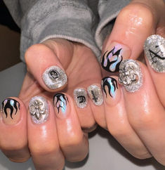 27 Creative Silver Nail Designs for You Silver Nail Ideas, Black And Silver Nails, Marilyn Nails, Black To Silver Ombre, Silver Acrylic Nails, Short Round Nails, Snowflake Nail Design, Goals Setting, Silver Nail Polish