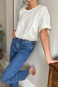 oversized white t-shirt, mid blue straight leg jeans, small tiny arm tattoo inspiration. Parisian Style Outfit, Oversized White T Shirt, Looks Jeans, Comfy Casual Outfits, Timeless Outfits, Jeans Outfit Summer, Oversized Graphic Tee