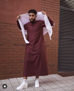 Arab Clothes Men, Arab Men Clothes, Arab Thobe Men Style, Islamic Mens Wear, Thobes Men Arab, Thobes Men, Sporty Summer Outfits, Outfit Muslim