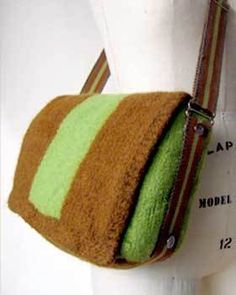 felted no sew messenger bag cocoknits patt Messenger Bag Pattern, Love Projects, Planned Pooling, Messenger Bag Patterns, Local Yarn Shop, Boho Tote Bag, Knitted Bag, Knitting Bag, Pool Bags