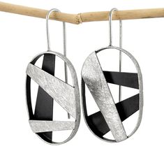 Geometric silver dangle earrings. Oval drop earrings. Asymmetric silver dangle earrings. Contemporary silver earrings. Sculptural earrings Contemporary textured and oxidized silver dangle earrings with an asymmetric design. These oval design earrings are very comfortable and lightweigth, ideal for everyday or for a special occasion. Measures: 2.00 inches long and 0.94 inches wide. (51mm length and 24mm width) These sculptural earrings will stand out with their unusual and abstract design. Some m Contemporary Silver Earrings, Royal Blue Earrings, Oxidized Silver Earrings, Contemporary Earrings, Unusual Jewelry, Long Drop Earrings, Earrings Inspiration, Silver Dangle Earrings, Red Earrings