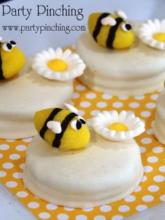 bee cupcakes are decorated with white frosting and daisies