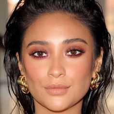 Burgundy Eyeshadow, Alat Makeup, Gold Eyeshadow, Makeup Hacks, Shay Mitchell, Smokey Eyes