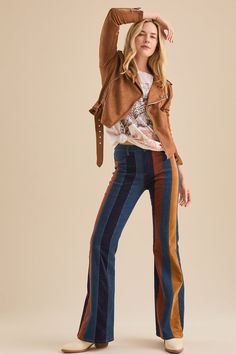 Elevate your denim game with these unique flare jeans. Combining suede and denim for a striking contrast, the high-rise fit and flared silhouette create a modern, fashion-forward look. Fall Flared Jeans Outfit, 60s Fall Fashion, 70s Jeans Outfit, Modern 70s Outfits, Edge Outfits, 70s Outfits Women, 70's Outfits, 70s Style Outfits, Boho Flare Pants