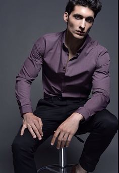 Combinación de camisa púrpura y pantalon clásico negro. Mens Formal Outfits, Business Casual Attire For Men, Mens Smart Casual Outfits, Mens Business Casual Outfits, Shirt Outfit Men, Casual Office Wear, Formal Men Outfit, Conversion Rate Optimization, Classy Outfits Men