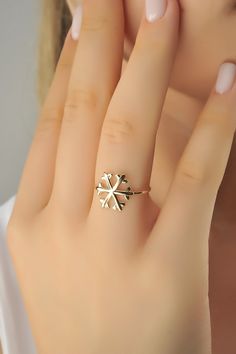 14K Solid Gold Snow Flake Ring For Women, Winter Minimalist Ring, Simple Christmas Gift For Her, Modern Real Solid Gold Snow Flake Ring, Best Quality, Affordable Prices. Ring Features: ✪ 14K Solid Gold (also in 8, 9, 10, 18K) ✪ Band Options: Yellow Gold, White Gold, Rose Gold ✪ Top Width: 12x12.70 mm ✪ Band Width: 1.10 mm ✪ Ready to Ship in 4-7 Business Days ✪ Due to their custom nature measures of the gold material may vary a little. 🛠 Joy Jewelry Jewels' pieces are handcrafted by 7-35 years o Rose Gold Top, Christmas Ring, Disney Charms, Christmas Idea, Easy Christmas Gifts, Winter Jewelry, Winter Fit, Snow Flake, Ring Simple