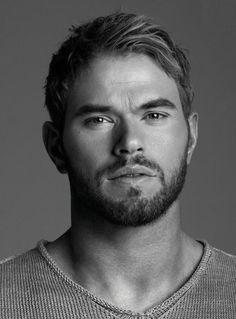 Have a round face? Need a major hair makeover? Here are our top 11 haircuts for guys with round faces along with the styling tips. Mens Haircuts Round Face, Bad Hairline, Mens Hairstyles Round Face, Haircuts For Round Face Shape, Hairstyles For Receding Hairline, Round Face Men, Kellan Lutz, Receding Hairline