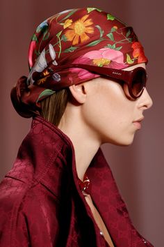 Gucci Spring 2025 Ready-to-Wear https://www.vogue.com/fashion-shows/spring-2025-ready-to-wear/gucci/slideshow/detail#65 Silk Scarf Outfit, Gucci Spring, Gucci Scarf, Shady Lady, Scarf Outfit, Spring 2025, Women's Spurs, Head Wrap Scarf, Floral Fashion