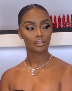 Gold Eye Red Lip Makeup Black Women, Make Up On Dark Skin Women, Make Up For Dark Skin Women, Wedding Hair Black Women, Nails For Dark Skin, No Make Up Make Up Look, Isee Hair, Maquillage Yeux Cut Crease, Mekap Mata