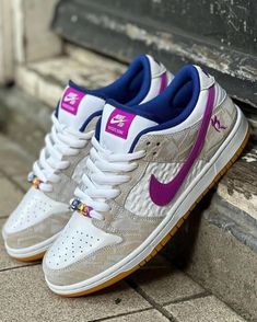 Nike SB Dunk Low Rayssa leal 💙💜  Disponibili in negozio e su Mistereseller.com 🛍️  #mistereseller Royal Blue Dunks, Dunk Low Pure Platinum, Purple Dunks, Blue Dunks, Purple Lobster, Royal Blue Nike, Gucci Nike