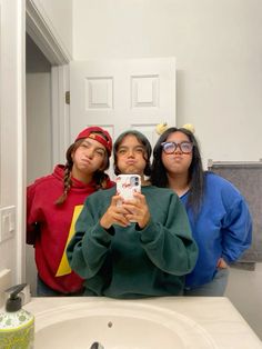 alvin and the chipmunks easy teen college girl costume, red, green, blue, diy, alvin, simon, theodore Alvin And The Chipmunks Halloween, Alvin Simon Theodore, Alvinnn!!! And The Chipmunks, Mode Zendaya, Trio Costumes, Halloween Costume Ideas For Duos, Halloween Costume Ideas Trio