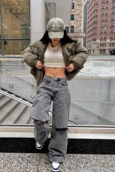 Street Where Outfits, Y2k Outfits For Cold Weather, Athletic Streetwear Women, Different Astethics Outfits, Streetwear Poses Women, Outfit Ideas Streetwear Women, Baddie Outfits Casual Street Style Swag, Green And Gray Outfit, Streetwear Girl Aesthetic