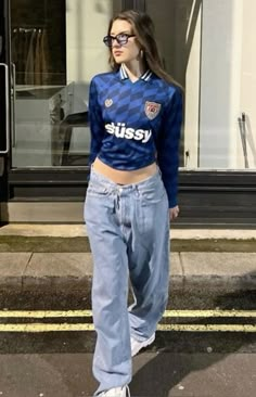 Aesthetic Soccer Jersey Outfit, Football Tshirt Outfits For Women, Blockcore Girl Outfit, Football Tshirt Outfits, Bloke Core Outfits Woman, Blockette Core Outfits, Blokecore Women, Bloquette Core Outfit, Jersey Top Outfit