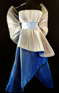 Roberto Capucci, Unusual Dresses, Georgette Dress, Fashion Buyer, Beautiful Gowns, Punk Fashion, Italian Fashion, A Dress