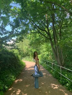 Body Poses Picture, Photography Poses In Park, Park Picture Poses, Cute Poses Aesthetic, Instagram Pose Ideas Outside, Nature Photos Ideas, Garden Insta Pics, Nature Pictures Poses, Standing Aesthetic Poses