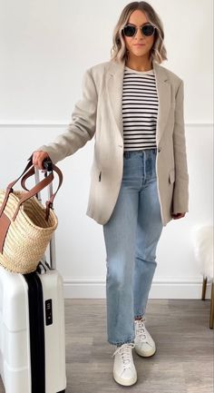 Jeans And Trainers Outfit Summer, Taupe Blazer Outfits Women, Beige Linen Jacket Outfit, Beige Linen Blazer Outfits Women, Tan Linen Blazer Outfit, Sydney Spring Outfit, Light Khaki Blazer Outfit Women, Colbert Outfit, Trendy Blazer Outfits Street Styles