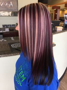 Burgundy Hair With Blonde, Burgundy Hair With Blonde Highlights, Burgundy Hair Color Ideas, Burgundy Hair Color, Hair With Blonde Highlights, Maroon Hair, Underlights Hair, Rambut Brunette, Hair Color Burgundy