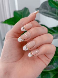 34 White Christmas nails that are so gorgeous, you'd want them all! Nail Art Noel, Kutek Disney, Cute Simple Nails, Nagel Tips, Smink Inspiration, Gold Nail