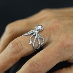 Amazing ring in the shape of an octopus that surrounds your finger, made in sterling silver, with an oxidized finish. Dimensions: 22 X 21 mm. All our jewelry is hanlid-made and so sizes may vary from the standard slightly. Silver Clay Ideas, Silver Clay Jewellery, Antique Turquoise Jewelry, Wax Carving Jewelry, Carving Jewelry, Octopus Jewelry, Octopus Ring, Angel Demon, Clothes Board