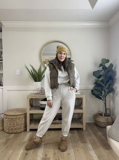 Plus Size Sweatpants Outfit, Plus Size Comfy Outfits, Sweatsuit Outfits Women, Old Navy Joggers, Fashion Fall 2023, Comfortable Casual Outfits, Navy Joggers, Minimalist Wardrobe Capsule, Vintage Sweatpants