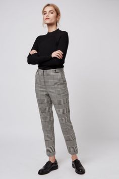 Professional Summer Work Outfits, Outfits For Petite, Sixth Form Outfits, Trousers Outfit, Mode Tips, Trouser Outfit, Checkered Pants, Art Student, Checked Trousers