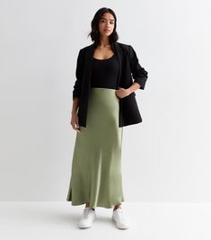 Silk Skirt Outfit Summer, Green Satin Skirt Outfit, Green Midi Skirt Outfit, Satin Midi Skirt Outfits, Midi Skirt Outfit Winter, Green Satin Skirt, Green Skirt Outfits, Work Skirt Outfit, Olive Green Outfit