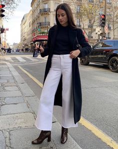 Classy White Jeans, Off White Jeans Outfit, White Jeans Outfit Aesthetic, White Wide Leg Jeans Outfit, Casual White Jeans Outfit, White Jeans Outfit Fall, White Jeans Outfit Winter, White Jeans Fall, Dark Blue Jeans Outfit