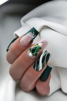 Let your nails shine this holiday season with green christmas nails that steal the spotlight. Find stunning ideas for dark green winter nails to match your festive outfits. Save this for endless inspiration to perfect your green xmas nails! Dark Green Winter Nails, Dark Christmas Nails, Green Xmas Nails, Green Winter Nails, Green Christmas Nails, Snowflakes Art, Festive Outfits, Green Xmas