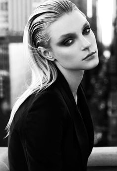 Gorgeous smokey eye. Jessica Stam for Ellassay Spring Summer 2011 Editorial Make-up, Black Smokey Eye Makeup, Wet Look Hair, Black And White Makeup, Jessica Stam, Look Grunge, Black Smokey Eye, Black Smokey, Mode Editorials