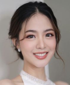 Graduation Look Makeup, Bride Makeup Asian, Korean Wedding Makeup, Bride Makeup Natural, Makeup Asia, Asian Wedding Makeup, Asian Bridal Makeup, Hairdo Wedding, Bridesmaid Hair Makeup